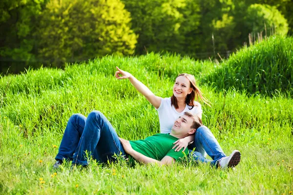 Lovers in the park — Stock Photo, Image