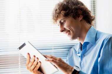 Ofisinde tableti olan adam.