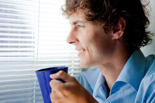 Homme avec une tasse de thé au bureau — Photo