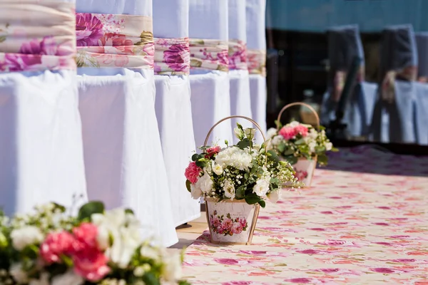 Composizione di fiori su cerimonia nuziale — Foto Stock