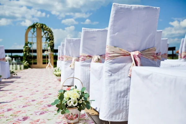Huwelijk ceremonie instellen in tuin — Stockfoto