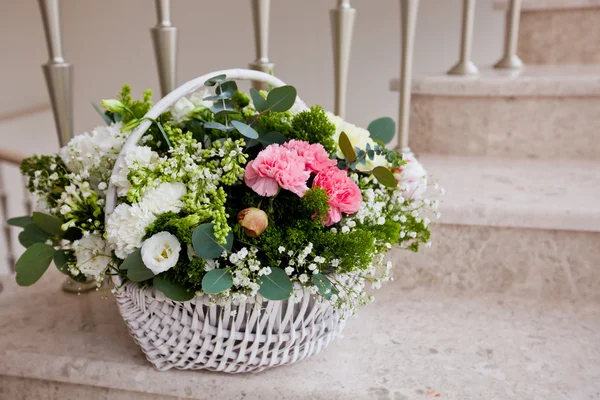 Bloemen samenstelling op ceremonie van het huwelijk — Stockfoto