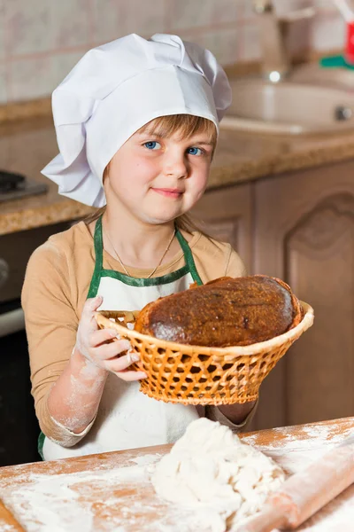 요리사의 모자를 쓰고 달콤 한 케이크를 만드는 사랑 스런 아가씨 — 스톡 사진