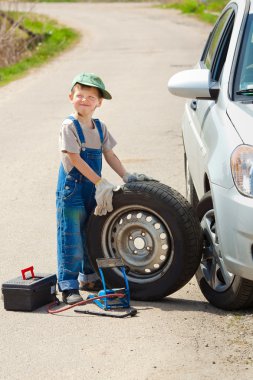 Çocuk tekerlek değiştirir