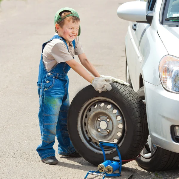 Pojke ändrar hjulet — Stockfoto