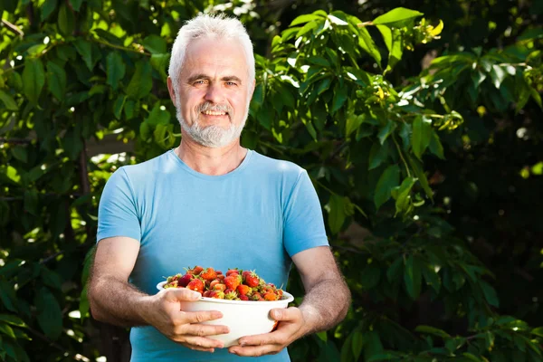 Seniorchef mit Erdbeere — Stockfoto