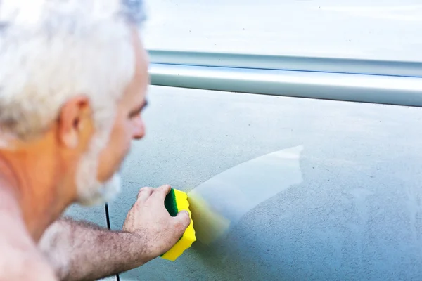 Nettoyage de voiture à l'aide d'une éponge — Photo
