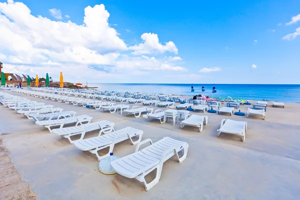 Sillas de salón junto al mar —  Fotos de Stock