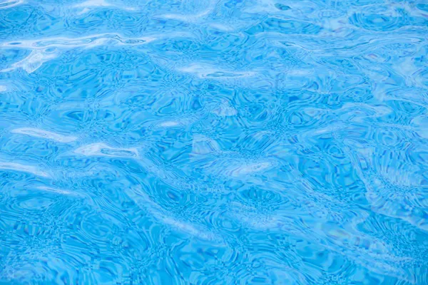 Zářící modrá voda zvlnění pozadí — Stock fotografie