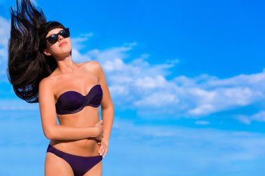 bikini ile uçan uzun saçlı güzel kız