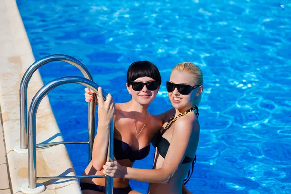 Beautiful females model posing by the pool — Stock Photo, Image