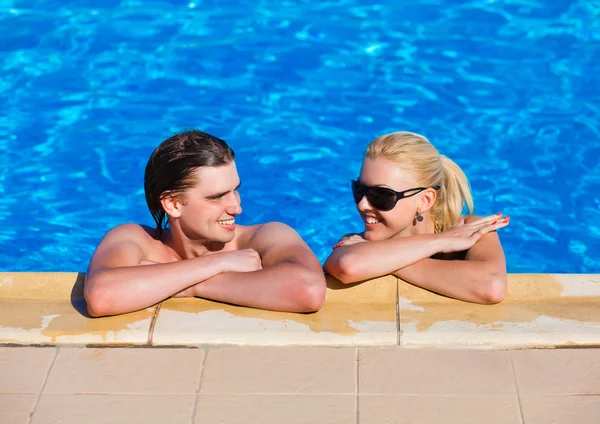 Couples in swimming pool look at each other — Stock Photo, Image