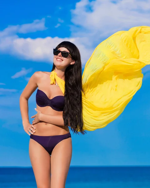Krásná dívka v bikini girl žlutou látkou, která rozvíjet — Stock fotografie