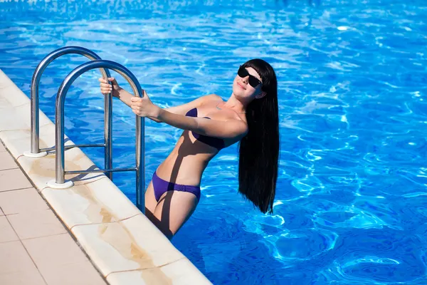 Beau modèle féminin posant au bord de la piscine — Photo