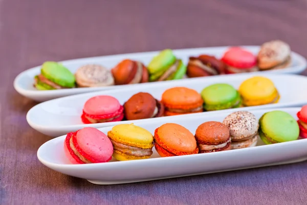 Macaron colorido en el plato —  Fotos de Stock