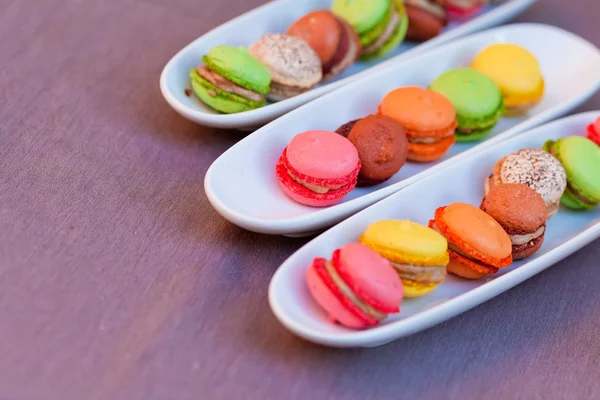 Färgglada macaron på plattan — Stockfoto