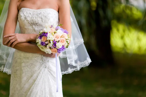 Mariée avec Gros plan de fleurs de mariage — Photo