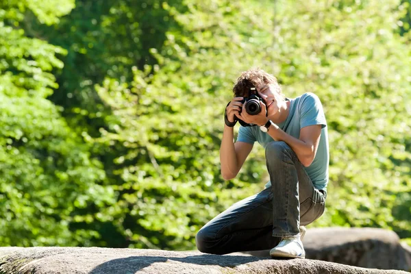 Parkta bir kamera ile adam — Stok fotoğraf