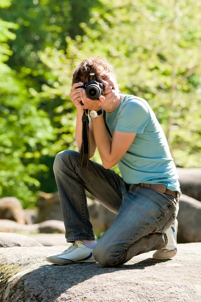 Mann mit Kamera im Park — Stockfoto