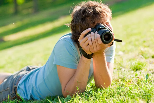 Mann mit Kamera im Park — Stockfoto