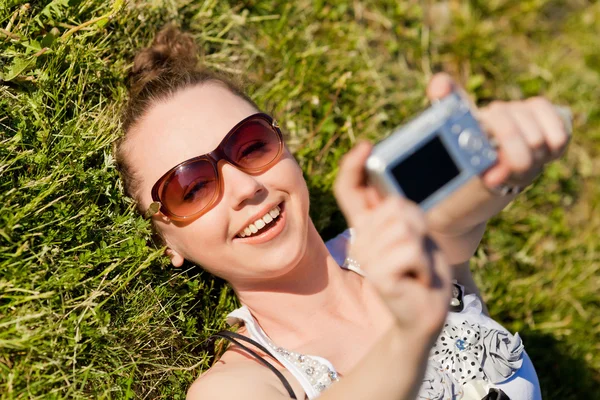 Mujer en gafas al aire libre tomar una foto de sí mismos — Foto de Stock
