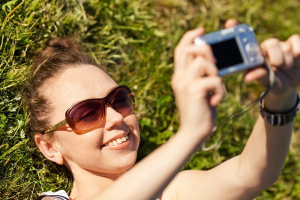 Mulher em óculos ao ar livre tirar uma foto de si mesmos — Fotografia de Stock