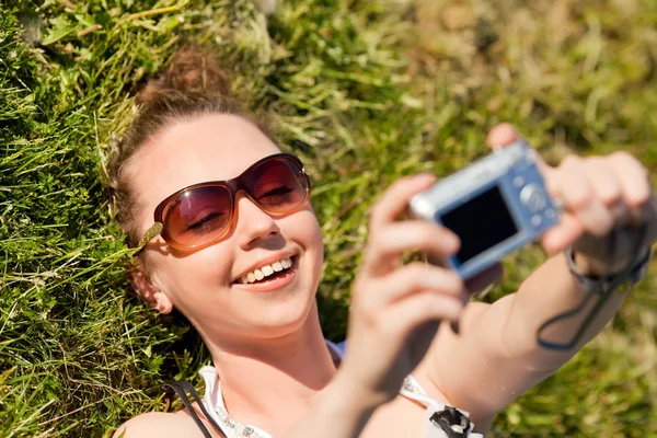 Vrouw in bril in buiten het nemen van een foto van zichzelf — Stockfoto