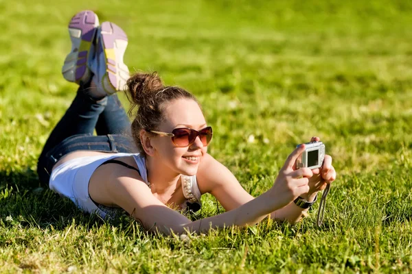 Vrouw in bril in buiten het nemen van een foto van zichzelf — Stockfoto