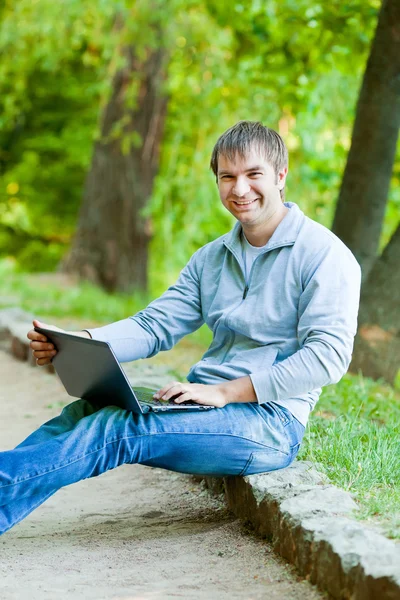 Glücklicher Mann mit Laptop im Freien — Stockfoto