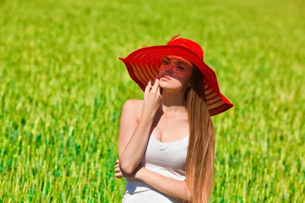 Retrato de verano de una hermosa chica con sombrero rojo — Foto de Stock
