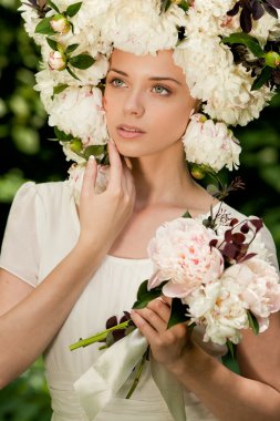 ı açık olarak flowes ile güzel bir kız