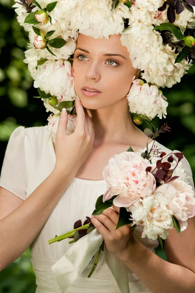 Beautiful girl with flowes on the heand in outdoor — Stock Photo, Image