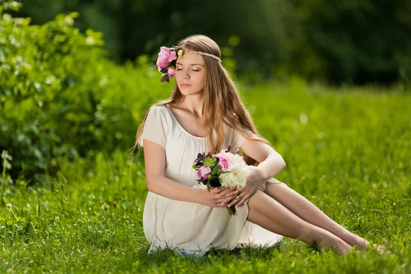 Beautiful girl with bouquet of flowers in outdoor — Stock Photo, Image