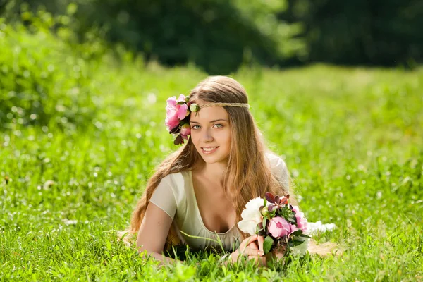 Hermosa chica con ramo de flores en el exterior — Foto de Stock