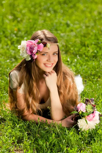 Beautiful girl with bouquet of flowers in outdoor — Stock Photo, Image