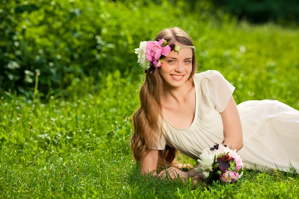 Hermosa chica con ramo de flores en el exterior — Foto de Stock