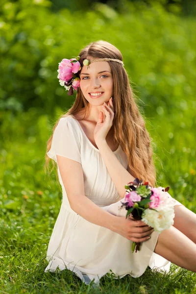 Schönes Mädchen mit Blumenstrauß im Freien — Stockfoto