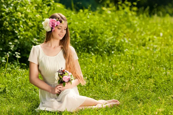 Hermosa chica con ramo de flores en el exterior — Foto de Stock