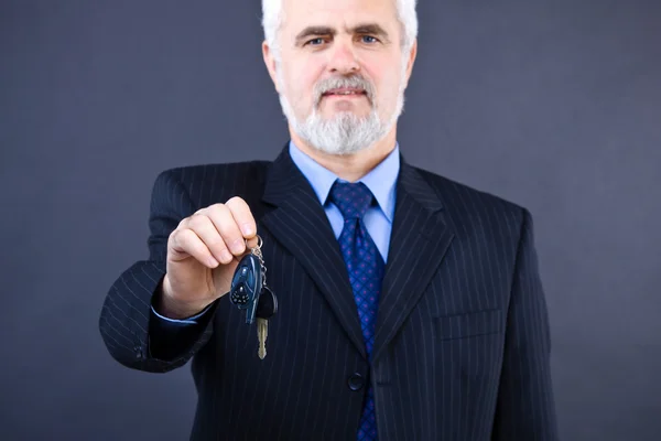 Studio shot van zakenman met sleutels van de auto op de donkere backgr — Stockfoto