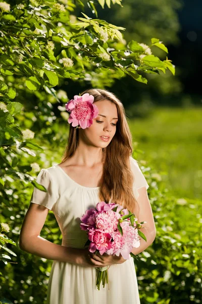 Beautiful girl with bouquet of flowers in outdoor — Stock Photo, Image