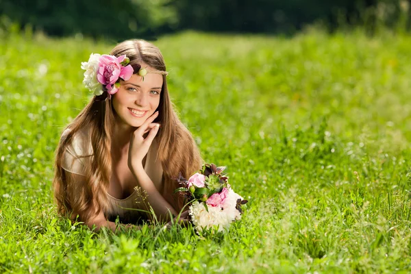 Gyönyörű lány csokor virágot a szabadban — Stock Fotó