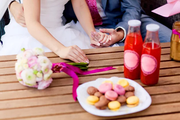 Les mains de l'homme et de la femme sur la table du café — Photo