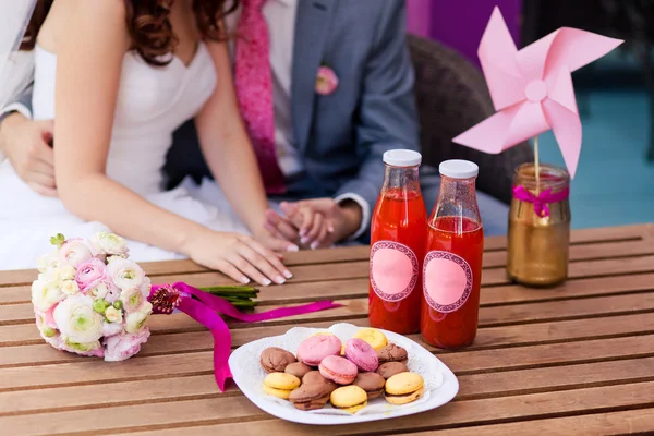テーブルの上に着色されたクッキー — ストック写真