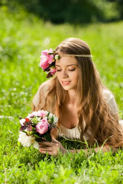 Hermosa chica con ramo de flores en el exterior — Foto de Stock