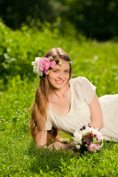 屋外の花の花束で美しい少女 — ストック写真