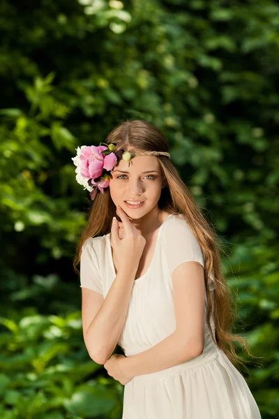 Hermosa chica con flujos en la mano en el aire libre — Foto de Stock