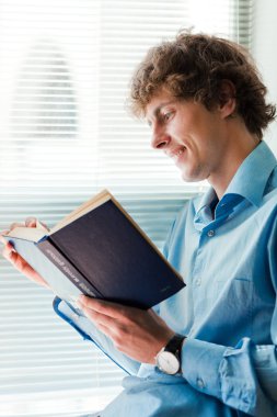 ilginç bir kitap ile genç işadamı