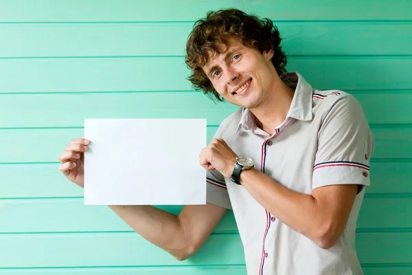 Junger Mann auf grünem Hintergrund. Platz für Ihren Text — Stockfoto