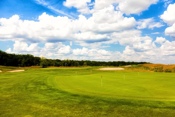 Golfplatz bei sonnigem Tag — Stockfoto