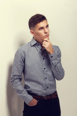 kamera için poz genç moda erkek